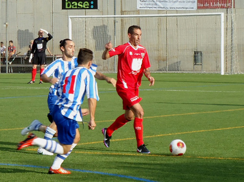 Raúl Calvo, en un moment del partit amb el Santfeliuenc. (Foto: Sergi Cortés).