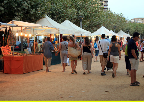 Mercat estiuenc d'artesania al passeig del Mar de Palamós.