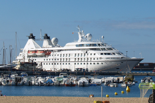 El creuer Seabourn Legend a Palamós, en una imatge d'arxiu.