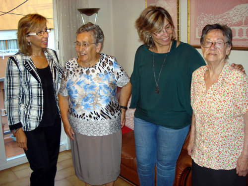 Maria Carme Basart, a la dreta, ahir a casa seva.