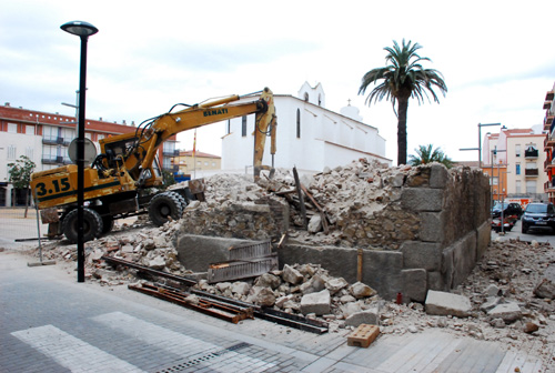 Enderroc de la casa Planas, a la plaça de la Llibertat de Sant Antoni.