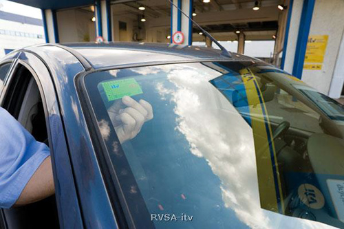 El distintiu de la Inspecció Tècnica de Vehicles.