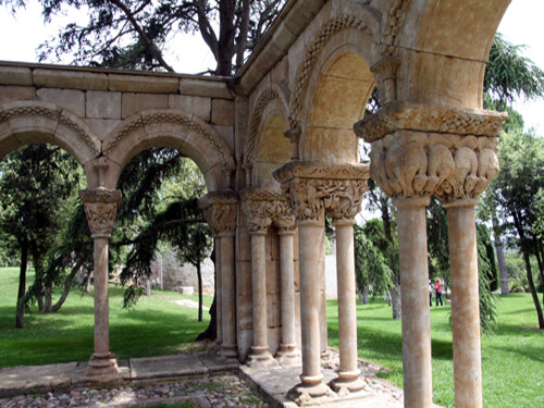 Una part del claustre del Mas del Vent.