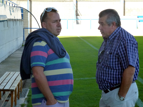 Oriol Alsina, a l'esquerra, amb el president del Palamós CF, Miquel Aguilar.
