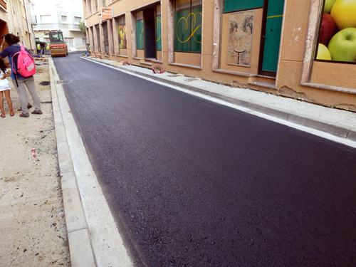 El carrer de Sant Joan Baptista de la Salle, ja asfaltat, ahir a la tarda.