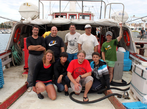 Estudiants alemanys i pescadors palamosins, a bord d'una embarcació.