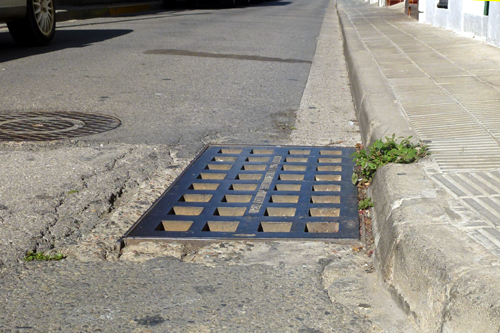 Un dels embornals que denuncia CiU al carrer d'Indústria.