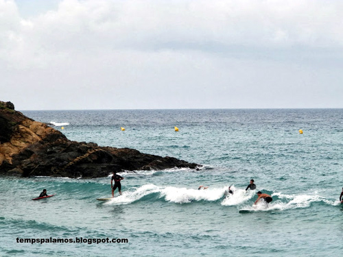 Surfistes gaudint de les onades al litoral de Palamós. (Foto: tempspalamos.blogspot.com)