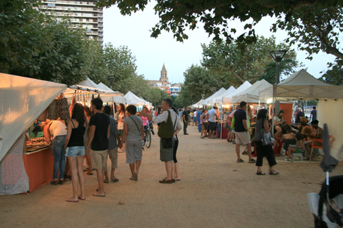 Parades al mercat d'estiu al passeig del Mar.