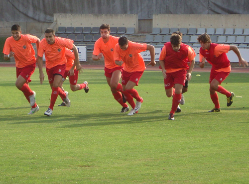 Jugadors del Palamós CF escalfant abans d'un partit. 