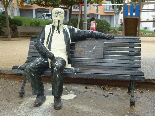 L'estatua, plena de pintura, aquest matí.