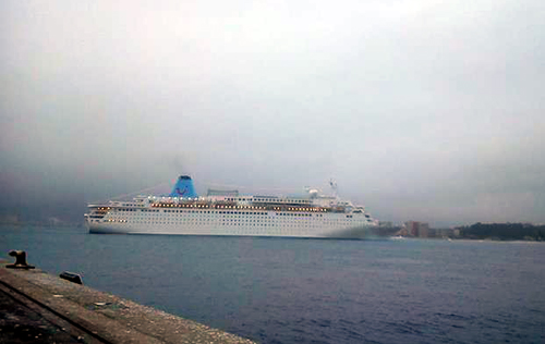 El Thomson Dream, entrant al port de Palamós aquest matí.
