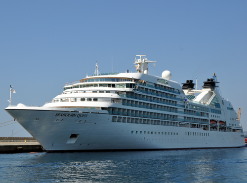 El Seabourn Quest al port de Palamós, en una imatge d'arxiu.
