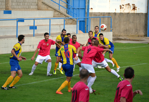 Partit Palamós-Montañesa, aquesta tarda al Nou Estadi. (Foto: Josep Cama).