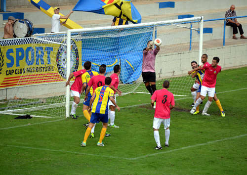 Pilota a l'àrea de la Montañesa, en el partit d'ahir. (Foto: Josep Cama).