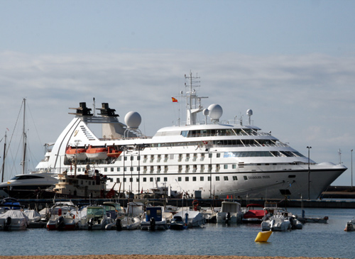 El Seabourn Pride, avui i per primer cop al port de Palamós.