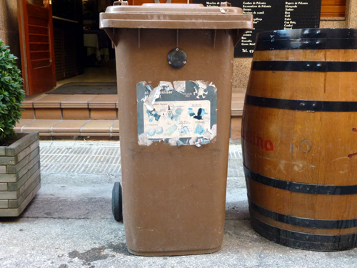 Un contenidor d'orgànica davant d'un restaurant de Palamós.