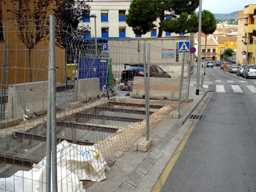 Obres d'instal·lació de contenidors soterrats al carrer de Pompeu Fabra