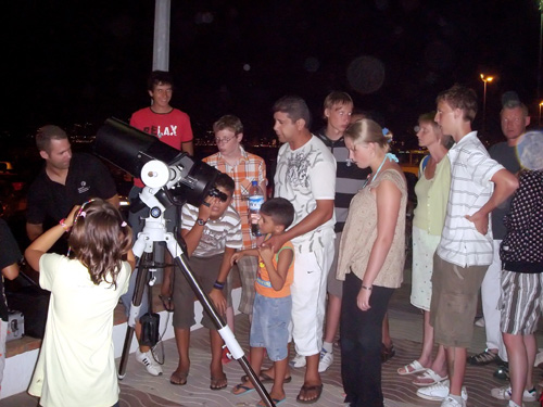 Observació de la lluna al passeig, l'any 2008.