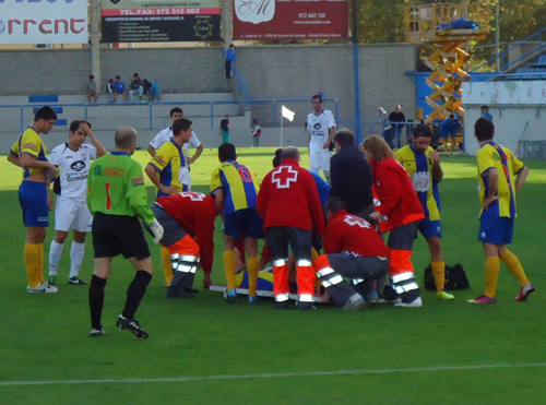 Els serveis sanitaris atenen el lesionat Cristian Venzal.