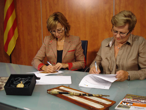 L'alcaldessa de Palamós, Teresa Ferrés, i la presidenta de la Coral El Progrés, Neus Virgili, firmen el conveni.