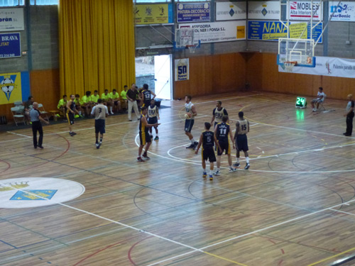 Un moment del partit que van jugar el Club Esportiu Palamós i el FIU Panthers.