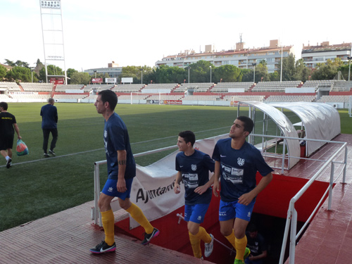 Els jugadors del Palamós surten a fer l'escalfament a l'Olímpic de Terrassa.