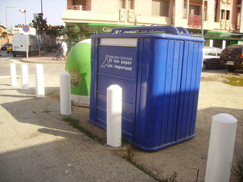 Contenidors de recollida selectiva, al carrer del Carmel.