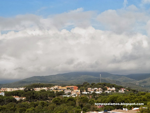 Núvols baixos sobre el puig Cargol, divendres.