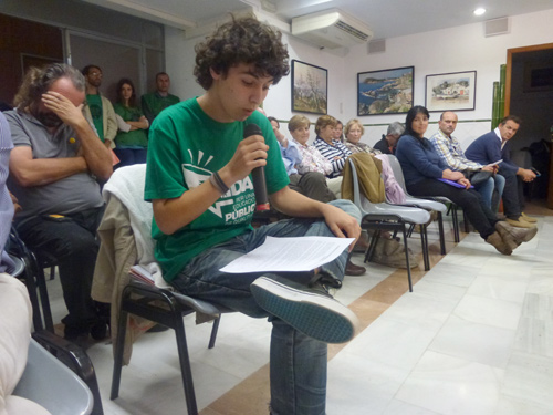L'estudiant Pol Mingo intervenint davant el Ple.