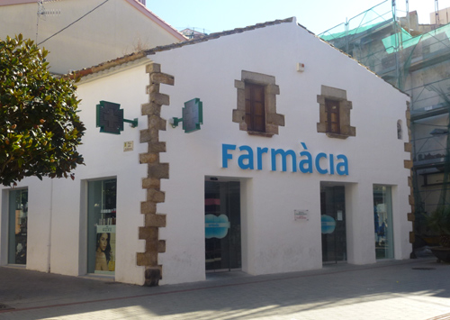 Una farmàcia del centre de Palamós tancada aquest matí en suport a la vaga.