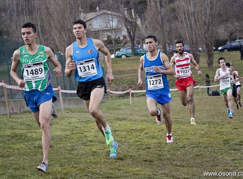 Adel Mechaal durant una cursa. (Foto: www.osona.com)