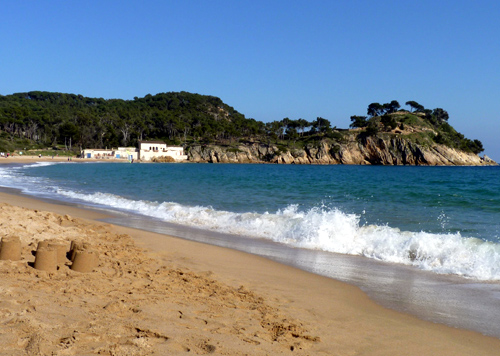 El pressuporst contempla inversions previstes per l'adquisició de terrenys a la platja de Castell.
