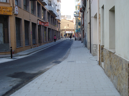 Imatge de les noves voreres del carrer de Sant Joan Baptista de La Salle.