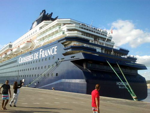 El creuer Horizon, aquest dissabte al port de Palamós. Foto: Dep. Turisme Palamós.