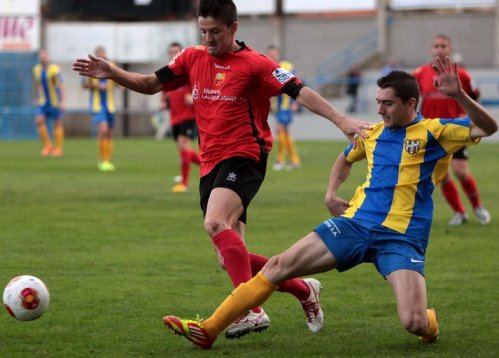 Pugui en una acció del partit enfront el Santboià. Foto: El Punt Avui.