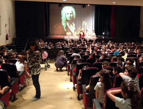 Alumnes de I-4 i I-5 ahir al teatre La Gorga, gaudint de l’espectacle 'No ploris ximplet' de la Cia. La Planeta.