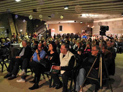 La presentació va omplir de gom a gom la sala del castell de Calonge.