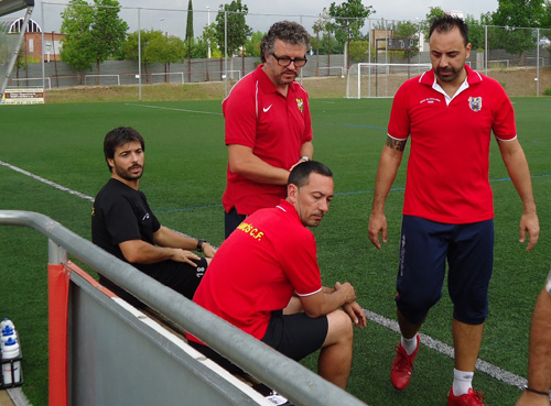 Portolés, a la dreta de la imatge, amb la resta del cos tècnic del Palamós CF. (Foto: www.fanspalamos.com)