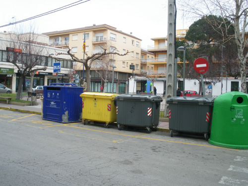 Contenidors a la plaça de Catalunya, un dels llocs on també hi podria haver illes emergents.