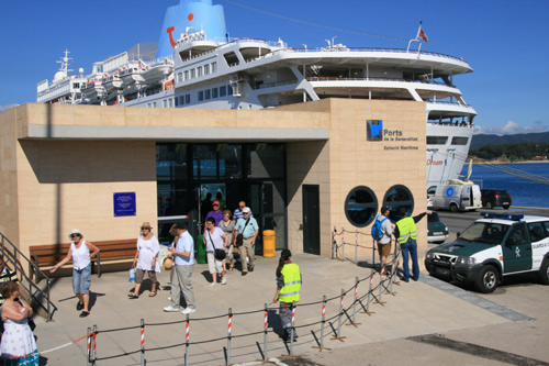 Trànsit de passatgers de creuer al port de Palamós.