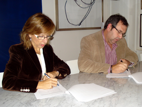 Teresa Ferrés i Joan Català, firmant ahir el conveni de gestió del Centre Obert de Palamós.