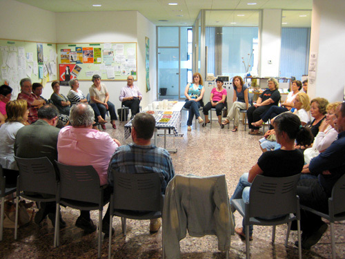 Reunió de voluntaris preparant una recollida d'aliments.