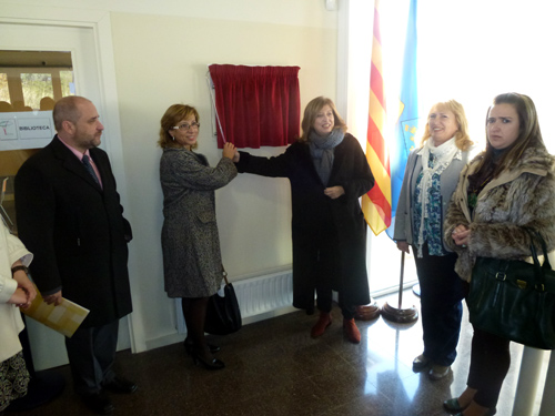 Descoberta de la placa d'inauguració de la nova escola Vila-romà.