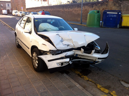 Un dels cotxes involucrats en l'accident.