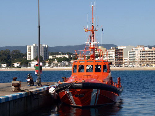 L'embarcació ha estat acompanyada a port per la Salvamar Sírius.
