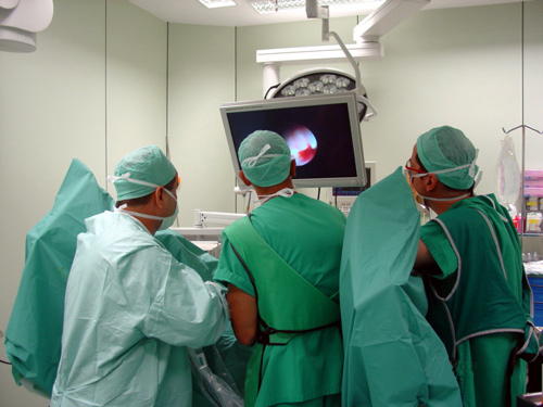 Una intervenció quirúrgica als quiròfans de l'hospital de Palamós.