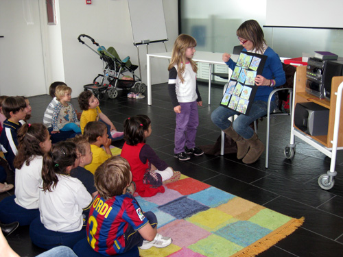 Una sessió de Contes Musicats a la biblioteca Lluís Barceló i Bou de Palamós.