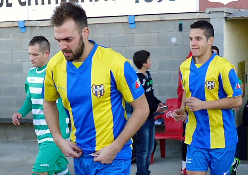 Badre, a la dreta, a punt de saltar al camp.
