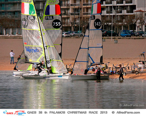 Embarcacions entrant a l'aigua, avui a Palamós. (Foto: A. Farré)